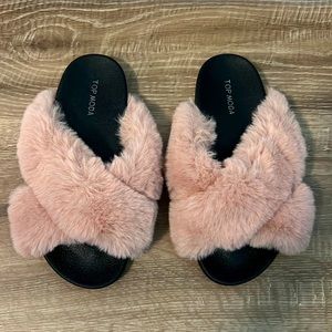Top Moda pink fuzzy sandals/slippers, size 9